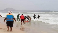 وفاة شاب غرقاً وإنقاذ 7 آخرين في ساحل الستين بمدينة المكلا