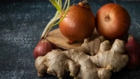 منها الزنجبيل والبصل.. عناصر غذائية مفيدة لعلاج عسر الهضم