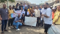 عدن.. احتجاجات أمام قصر معاشيق تُحمّل التحالف والانتقالي مسؤولية تردي الخدمات وانهيار العملة