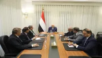 العليمي يعزي أسرة "الشاعر" ويتعهد بملاحقة مرتكبي الاغتيالات والجرائم الإرهابية 